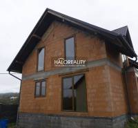 Predaj, rodinný dom Sady nad Torysou, Byster - VO VÝ... - Rodinný dom v Sadách nad Torysou vo výstavbe s tehlovým exteriérom a šikmou strechou.