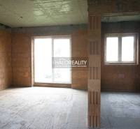 Predaj, rodinný dom Sady nad Torysou, Byster - VO VÝ... - Rozostavaný interiér rodinného domu s veľkými oknami a nedokončenými stenami.