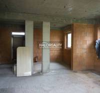 Predaj, rodinný dom Sady nad Torysou, Byster - VO VÝ... - Nedokončený interiér v rodinnom dome s odhalenými tehlovými stenami a betónovými podlahami.