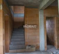 Predaj, rodinný dom Sady nad Torysou, Byster - VO VÝ... - Schodisko a tehly v rodinnom dome počas výstavby, bez omietok a úprav.