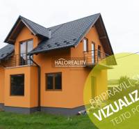 Predaj, rodinný dom Sady nad Torysou, Byster - VO VÝ... - Oranžový rodinný dom v Sadách nad Torysou so šikmou strechou a vonkajším balkónom.