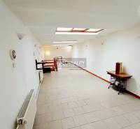 Predaj, rodinný dom Košice Staré Mesto - Centrum, Hl... - Svetlá chodba v rodinnom dome s bielymi stenami a strešnými oknami.