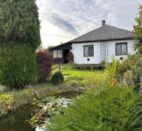 RODINNÝ DOM - CHALUPA, KALŠA - Rodinný dom v Kalši s krásnou záhradou a malým jazierkom obklopeným zeleňou.