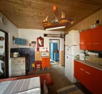 RODINNÝ DOM - CHALUPA, KALŠA - Rustikálna kuchyňa s farebnými skrinkami a dreveným stropom v rodinnom dome.