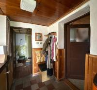 RODINNÝ DOM - CHALUPA, KALŠA - Interiér rodinného domu so vstupom do kúpeľne a vešiakmi na oblečenie.