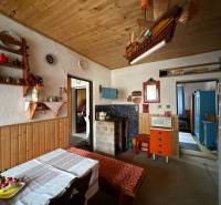 RODINNÝ DOM - CHALUPA, KALŠA - Interiér rodinného domu s dreveným stropom a rustikálnym vybavením.