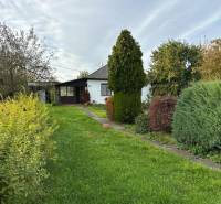 RODINNÝ DOM - CHALUPA, KALŠA - Rodinný dom v Kalši obklopený záhradou s rôznorodou vegetáciou.