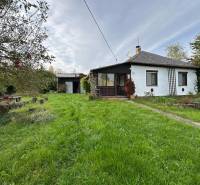 RODINNÝ DOM - CHALUPA, KALŠA - Rodinný dom v Kalši obklopený záhradou a ovocnými stromami, s upraveným trávnikom.