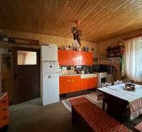 RODINNÝ DOM - CHALUPA, KALŠA - Kuchyňa v rodinnom dome so starožitným nábytkom, rustikálna stena, veľké okno.