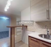 REZERVOVANÉ - Predaj, dvojizbový byt Spišská Nová Ve... - Kuchyňa 2-izbového bytu s podlahou s dreveným dekorom a barovým pultom.