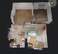 REZERVOVANÉ - Predaj, dvojizbový byt Spišská Nová Ve... - Pôdorys 2-izbového bytu s podlahou s dreveným dekorom a vybavenou kúpeľňou.