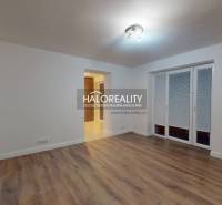 REZERVOVANÉ - Predaj, dvojizbový byt Spišská Nová Ve... - Obývačka v 2-izbovom byte s podlahou s dreveným dekorom a francúzskym oknom.