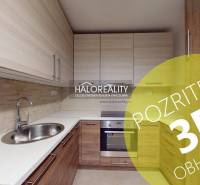 REZERVOVANÉ - Predaj, dvojizbový byt Spišská Nová Ve... - Kuchyňa v 2-izbovom byte s podlahou s dreveným dekorom a vstavanými skrinkami.