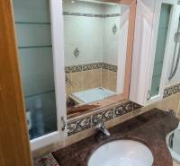 3 izbový byt Humenné s logiou v tichom prostredí. - Kúpeľňa so vstavanou skriňou a zrkadlom v 3-izbovom byte.