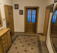 3 izbový byt Humenné s logiou v tichom prostredí. - Chodba v 3-izbovom byte so zrkadlom, dlažbou a dreveným nábytkom.