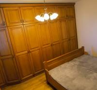 3 izbový byt Humenné s logiou v tichom prostredí. - Spálňa v 3-izbovom byte s veľkou šatníkovou skriňou a posteľou.