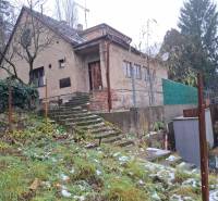 Predaj rodinného domu s pozemkom v  lukratívnej časti mesta Bratislava - Rodinný dom na Búdkovej ulici v Bratislave - Starom Meste so zasneženou záhradou.