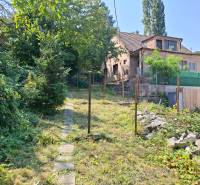 Predaj rodinného domu s pozemkom v  lukratívnej časti mesta Bratislava - Rodinný dom na Búdkovej ulici v Bratislave - Staré Mesto, s chodníkom a stromami.