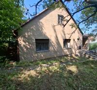 Predaj rodinného domu s pozemkom v  lukratívnej časti mesta Bratislava - Rodinný dom na Búdkovej v Bratislave - Starom Meste obklopený zeleňou a trávnatým pozemkom.