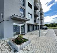 Na predaj štýlový 2-izbový byt s loggiou a parkovaním – TN, Na Pažiti - Exteriér bytového domu na ulici Na pažiti v Trenčíne s parkovacím priestorom.