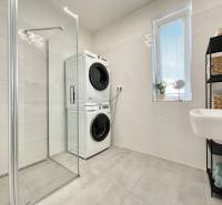 Na predaj štýlový 2-izbový byt s loggiou a parkovaním – TN, Na Pažiti - Kúpeľňa v 2-izbovom byte so sprchovým kútom a práčkou so sušičkou.