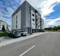 Na predaj štýlový 2-izbový byt s loggiou a parkovaním – TN, Na Pažiti - Bytový dom na ulici Na pažiti v Trenčíne, ponúkajúci 2-izbové byty s parkovaním.