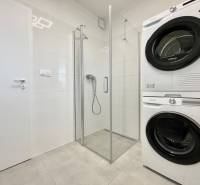 Na predaj štýlový 2-izbový byt s loggiou a parkovaním – TN, Na Pažiti - Kúpeľňa v 2-izbovom byte s práčkou, sušičkou a sprchovým kútom.