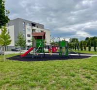 Na predaj štýlový 2-izbový byt s loggiou a parkovaním – TN, Na Pažiti - Detské ihrisko a bytovka na ulici Na pažiti v Trenčíne blízko 2-izbových bytov.