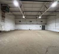 Prenájom nových kancelárskych priestorov a skladov na Teplickej ulici  - Prázdny priemyselný priestor s vysokým stropom a bielymi stenami.