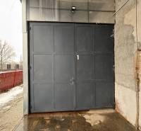 Prenájom nových kancelárskych priestorov a skladov na Teplickej ulici  - Industriálna vstupná brána a steny v kanceláriách Popradu, zasnežené exteriéry.