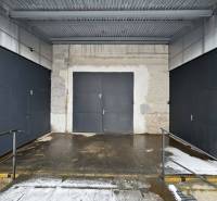 Prenájom nových kancelárskych priestorov a skladov na Teplickej ulici  - Tri garážové brány s kovovým oplotením v Kanceláriách v Poprade.