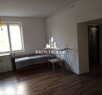 Rodinný dom Rudabanya, Maďarsko - Rodinný dom s podlahou s dreveným dekorom, oknom a nábytkom.