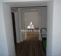 Rodinný dom Rudabanya, Maďarsko - Chodba rodinného domu s podlahou s dreveným dekorom a výhľadom na ďalšiu miestnosť.