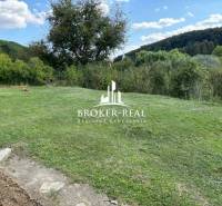 Rodinný dom Rudabanya, Maďarsko - Záhrada pri rodinnom dome v Rudabáni, obklopená zeleňou a kopcami, ideálny priestor na relax.