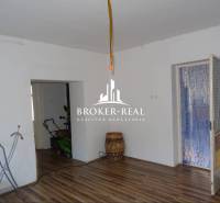 Rodinný dom Rudabanya, Maďarsko - Obývací priestor v rodinnom dome s podlahou s dreveným dekorom a bielymi stenami.