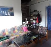 Rodinný dom Rudabanya, Maďarsko - Obývacia izba v rodinnom dome s farebnou sedačkou, konferenčným stolíkom a nástenným obrazom.