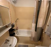 PRENÁJOM - Moderný 2 izbový byt, Galanta-GALA Residence - Kúpeľňa v 2-izbovom byte s vaňou, umývadlom, pračkou a dlažbou.