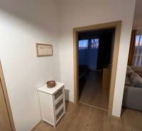 PRENÁJOM - Moderný 2 izbový byt, Galanta-GALA Residence - Interiér 2-izbového bytu s podlahou s dreveným dekorom, svetlý nábytok a dekorácie.