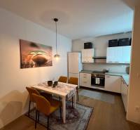 PRENÁJOM - Moderný 2 izbový byt, Galanta-GALA Residence - Kuchyňa a jedáleň v 2-izbovom byte s podlahou s dreveným dekorom.