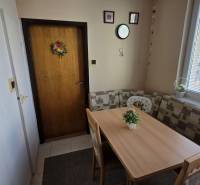 Na prenájom zariadený 3 izbový byt s balkónom Galanta- SNP - Jedálenský kút so stolom a lavicami v 3-izbovom byte.