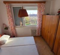 Na prenájom zariadený 3 izbový byt s balkónom Galanta- SNP - Spálňa s posteľou, skriňou a podlahou s dreveným dekorom v 3-izbovom byte.