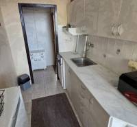 Na prenájom zariadený 3 izbový byt s balkónom Galanta- SNP - Kuchyňa v 3-izbovom byte s dlhou pracovnou doskou a svetlými skrinkami.