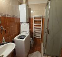 Na prenájom 3 izbový byt z balkónom a parkovacím miestom - Kúpeľňa v 3-izbovom byte s práčkou, sprchovým kútom a keramickým obkladom.