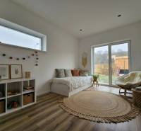 DOLINKY - Moravany nad Váhom 5 izbový bungalov - Svetlá izba v rodinnom dome s pohovkou, podlahou s dreveným dekorom a dekoráciami.