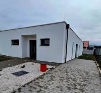 DOLINKY - Moravany nad Váhom 5 izbový bungalov - Rodinný dom v Moravanoch nad Váhom na ulici Dolinky s jednoduchým bielym exteriérom.