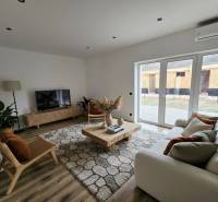 DOLINKY - Moravany nad Váhom 5 izbový bungalov - Obývačka v rodinnom dome s podlahou s dreveným dekorom a elegantným nábytkom.