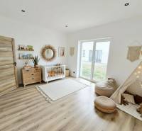 DOLINKY - Moravany nad Váhom 5 izbový bungalov - Detská izba v rodinnom dome s podlahou s dreveným dekorom a boho dekoráciami.