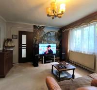 ‼️ RODINNÝ DOM V TICHEJ LOKALITE NA PREDAJ, NOVÁKY okr. PRIEVIDZA ‼️ - Obývacia izba s televízorom, sedačkou, stolíkom a veľkým oknom, Rodinný dom.