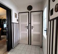 ‼️ RODINNÝ DOM V TICHEJ LOKALITE NA PREDAJ, NOVÁKY okr. PRIEVIDZA ‼️ - Interiér rodinného domu s bielymi dverami, dlažbou a tmavým obkladom stien.