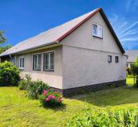 ‼️ RODINNÝ DOM V TICHEJ LOKALITE NA PREDAJ, NOVÁKY okr. PRIEVIDZA ‼️ - Rodinný dom v Novákoch s bielou fasádou a záhradou plnou zelene.